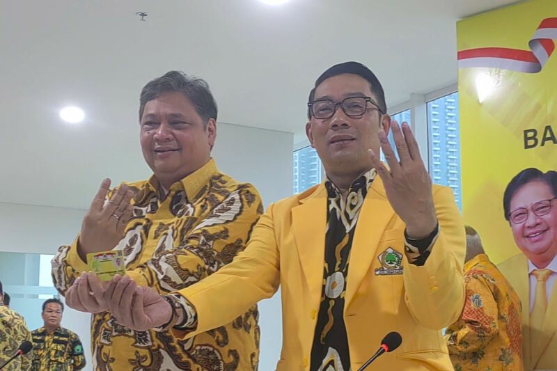 Ketua Umum (Ketum) Partai Golkar Airlangga Hartarto (kiri) dan Gubernur Jawa Barat Ridwan Kamil (kanan) di Kantor DPP Partai Golkar, Jakarta, Rabu (18/1/2023). (ant)